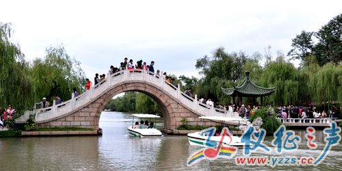 西湖游客井喷图片