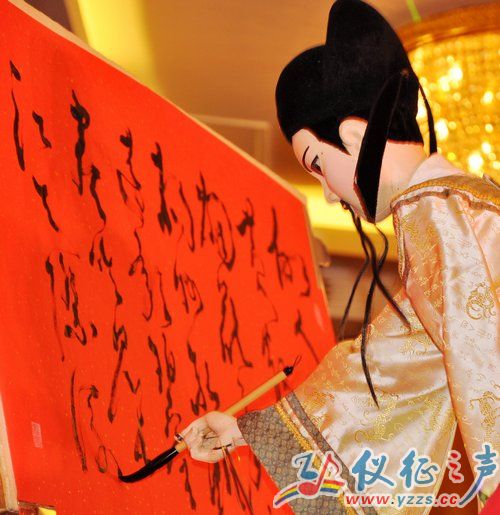 祝留根巧手拨弄木偶"李白,准备为宾朋吟诗题词.摄影:仪征之声 周晓明