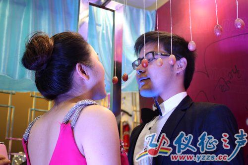 现场情侣互动游戏.摄影:仪征之声 明茗