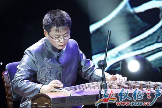 器乐类少年组一等奖获得者许曦然在演奏《云裳诉.