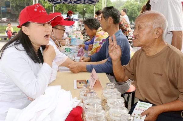 仪征广场义诊惠民受欢迎