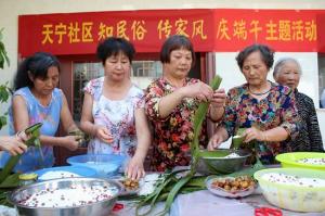 仪征新村社区举办集体生日庆祝会