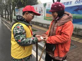 “一支手霜 传递温暖”仪征公益小天使用爱心温暖环卫工的心田