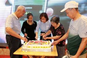 仪征天宁社区30多名70周岁居民与祖国同庆生